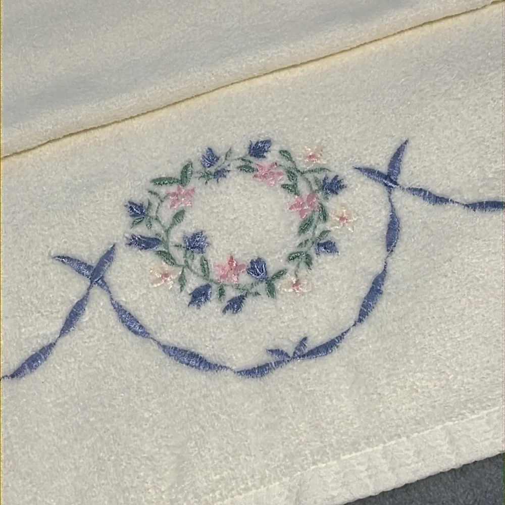 Ivory Floral Bath Towel Set Cottagecore Embroidered - Picture 2 of 8